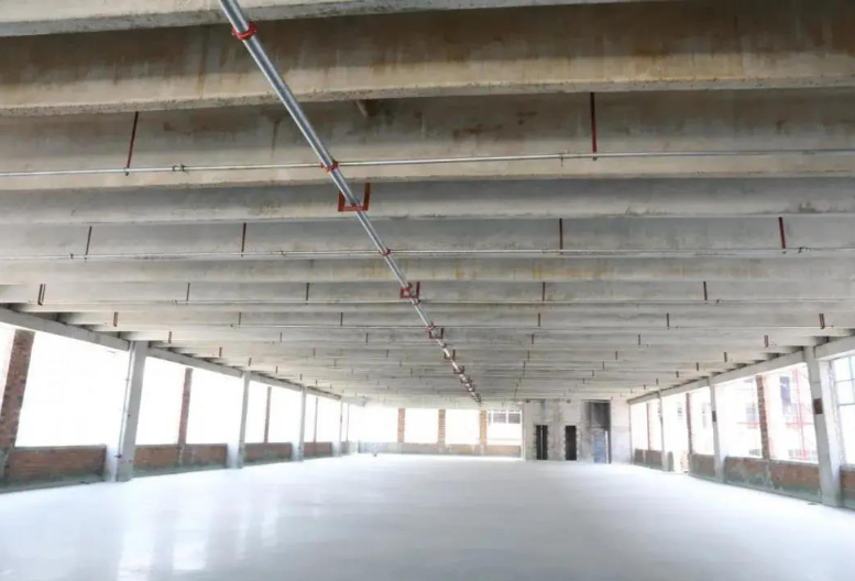 國內(nèi)首個(gè)四層大跨度雙T板體系工業(yè)廠房主體結(jié)構(gòu)驗(yàn)收完成 