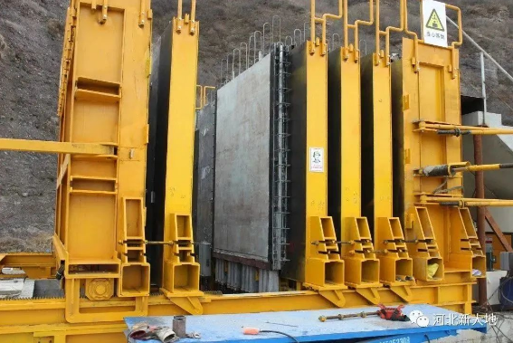 河北新大地參加&ldquo;預(yù)制墻板立式生產(chǎn)關(guān)鍵技術(shù)與裝備研究&rdquo;科技成果鑒定會(huì)